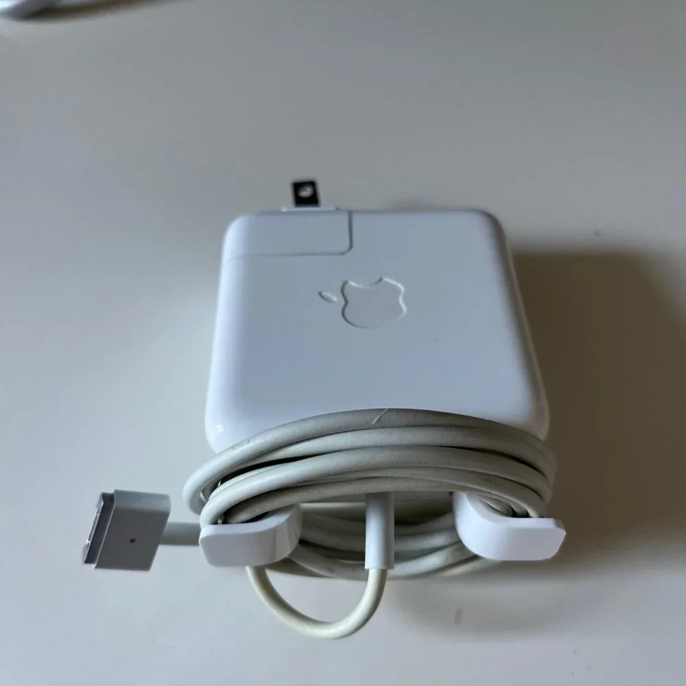 Apple MacBook Air (11-inch, Mid 2012) 1.7 GHz Intel Core i5 4 GV Laptop Silver
